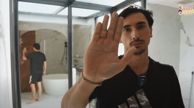 Vincent Verhaag jelaskan penyebab rumahnya kebanjiran. (YouTube/ Jessica iskandar)