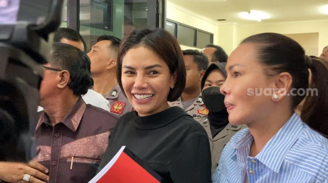Nikita Mirzani kembali menjalani sidang kasus pencemaran nama baik di Pengadilan Negeri Serang, Banten, Senin (12/12/2022). [Adiyoga Priyambodo/Suara.com]