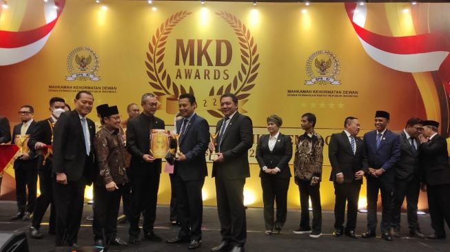 Masinton hingga Ibas Terima Penghargaan dari MKD DPR RI