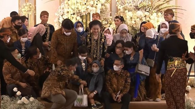 Potret Iriana Mendadak Reunian di Pelaminan (YouTube Presiden Joko Widodo)