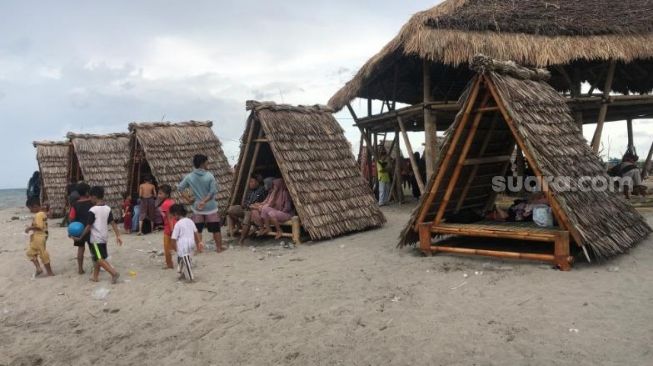 Pengunjung saat berada di LMC, Pantai Sepolong Labuhan Haji, Lombok Timur, Minggu sore (11/12/2022) [Suara.com/Toni Hermawan]
