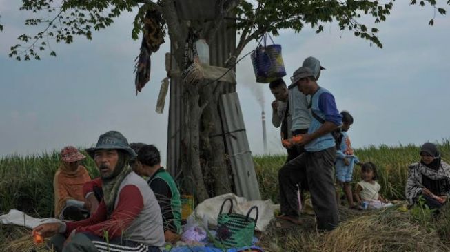 Warga di sekitar PLTU Unit 1 Indramayu. [HO-Bukbisj Candra Ismet Bey]