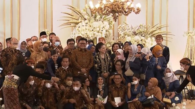 Tak Terlihat Saat Iriana Jokowi Reuni Dadakan di Pelaminan Bareng Bestie, Erina Gudono Lega Bisa Colongan Minum