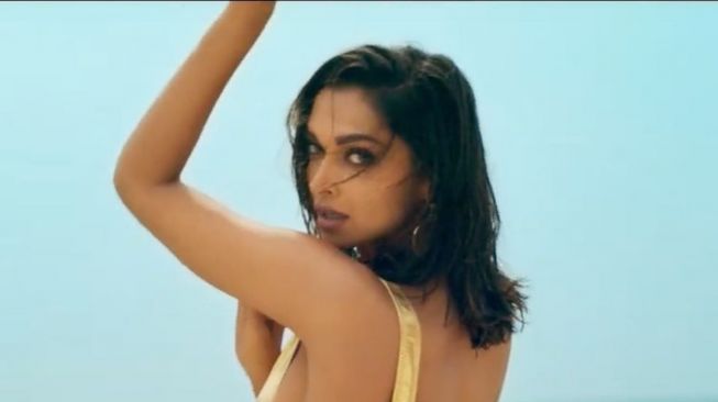 Deepika Padukone tampil seksi di video klip lagu "Besharam Rang", yang merupakan bagian dari film Pathan. [YouTube]