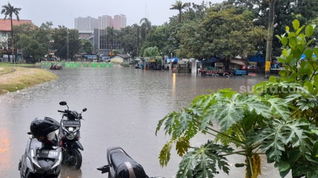Diguyur Hujan Deras, Bekasi Dikepung Banjir: Ada 14 Titik Tertinggi 1 Meter