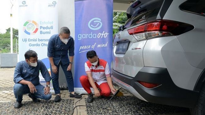 Compliance and Risk Management Director Asuransi Astra, Adi Sepiarso (kiri) dan Operation Director Asuransi Astra, Hendry Yoga (tengah) sedang memantau dan memastikan persiapan pelaksanaan Uji Emisi Bersama Garda Oto yang terselenggara melalui rangkaian kegiatan Estafet Peduli Bumi [Asuransi Astra].