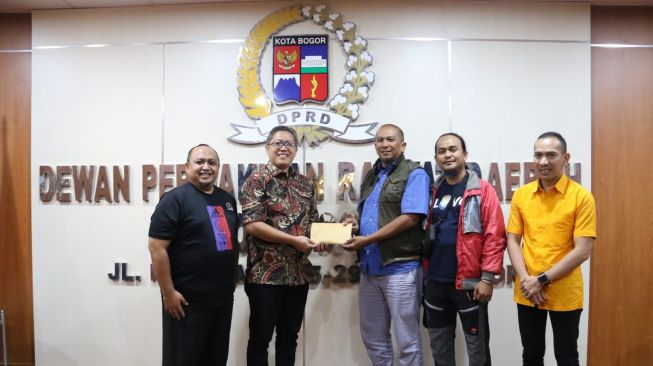 Peduli Korban Cianjur, DPRD Kota Bogor Salurkan Bantuan Melalui PWI dan Gerakan Anak Negeri