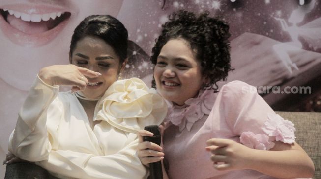 Krisdayanti berbincang bersama putrinya Amora lemos di Jakarta, Senin (12/12). [Suara.com/Oke Atmaja]
