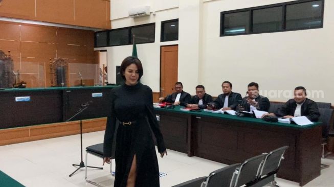 Dibawa ke Rumah Sakit untuk Terapi Leher, Nikita Mirzani: Biar Sakit Aku Tetep ke Persidangan