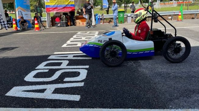 ‘Ekshibisi Kendaraan Listrik dan Latihan Bersama Mobil Listrik Antar Perguruan Tinggi’ menggunakan aspal yang go green. (Dok: Kementerian PUPR)