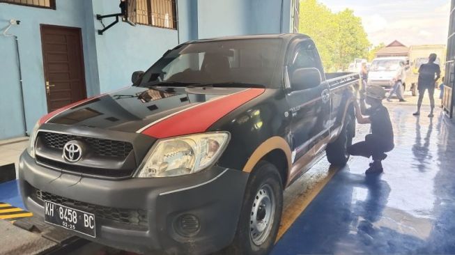 Petugas Dishub Kota Palangka Raya, Provinsi Kalimantan Tengah melakukan uji KIR kendaraan di lingkungan Terminal WA Gara kota setempat beberapa waktu lalu. (ANTARA/Rendhik Andika)