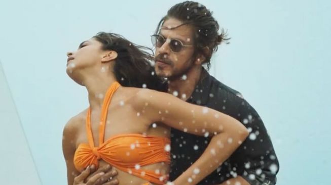 Shah Rukh Khan dan Deepika Padukone Beradegan Panas di Video Lagu Film Pathan