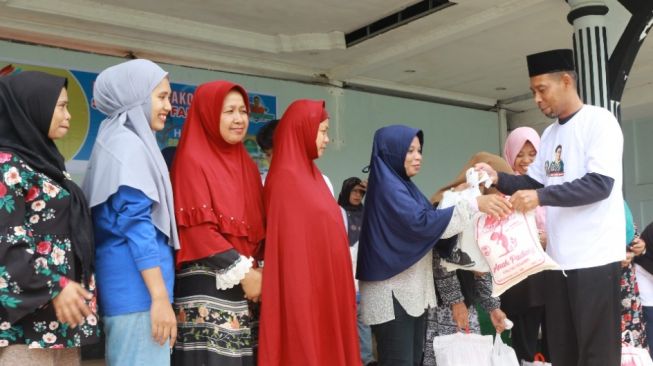 Emak-emak di Batam Girang Dapat Sembako Murah, Sandi Uno Fans Club: Bantu Kurangi Pengeluaran Rumah Tangga