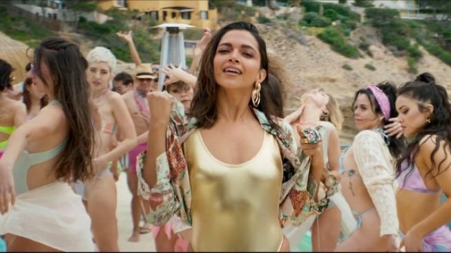 Deepika Padukone tampil seksi di film Pathan. [YouTube]