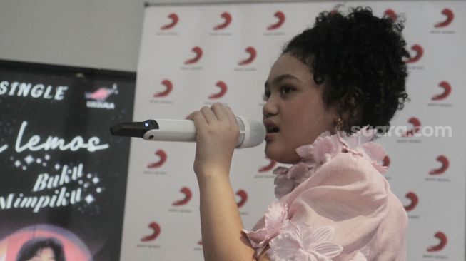 Amora Lemos menyanyikan single bertajuk 'Buku Mimpiku'. di Jakarta, Senin (12/12). [Suara.com/Oke Atmaja]
