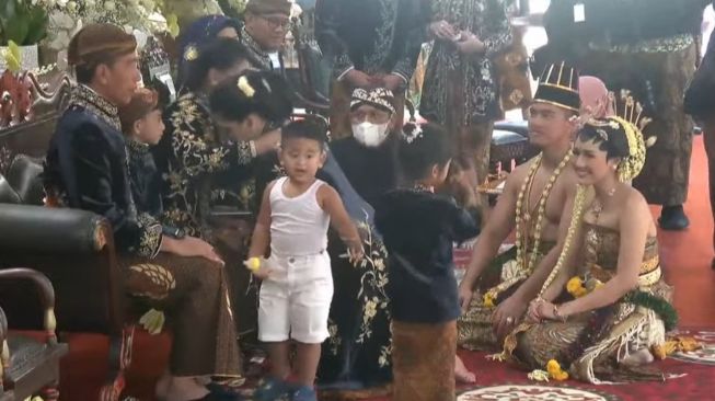 Nahyan Cucu Jokowi Langsung Jadi Idola karena Pakai Kutang di Nikahan Kaesang: Anak Medan Selalu di Depan!
