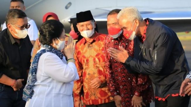 Momen Ganjar Pranowo menyambut Megawati Soekarnoputri di Lanud Adi Soemarmo Solo. (bidik layar Instagram Ganjar Pranowo)