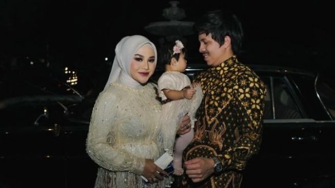 Pasangan artis Atta Halilintar dan Aurel Hermansyah bersama anak mereka, Baby Ameena [Instagram/attahalilintar]