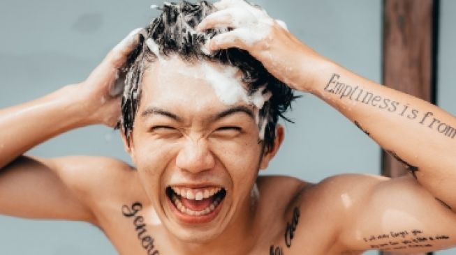 4 Benefit Menggunakan Air Dingin Saat Keramas, Bikin Rambut Lebih Berkilau!