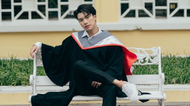 Ohm Pawat Resmi Lulus Kuliah S1, Ternyata Ini Motivasinya Bisa Lulus di Tengah Kerja