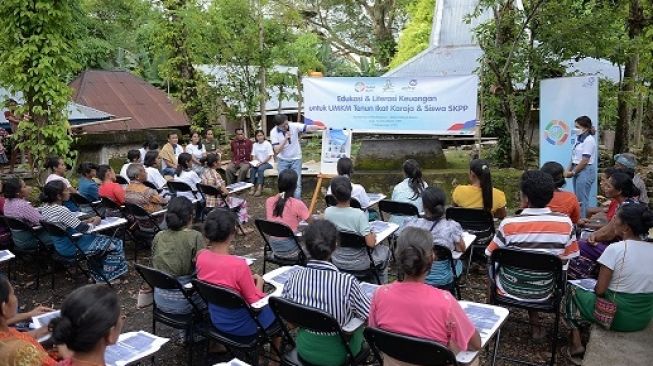 Asuransi Astra memberikan latihan pengelolaan keuangan dan risiko kepada para pelaku Usaha Mikro Kecil dan Menengah (UMKM) Tenun Ikat Karaja d, yang disampaikan secara langsung oleh President Director Asuransi Astra, Rudy Chen [PT Asuransi Astra].