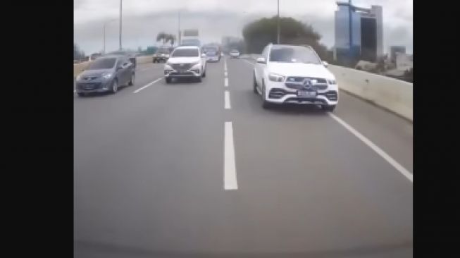Aksi Arogan Pengendara Mobil Mercy Di Tol Pakai Sirine-Rotator Bikin Geram Warganet: Definisi Kaya Harta, Miskin Otak