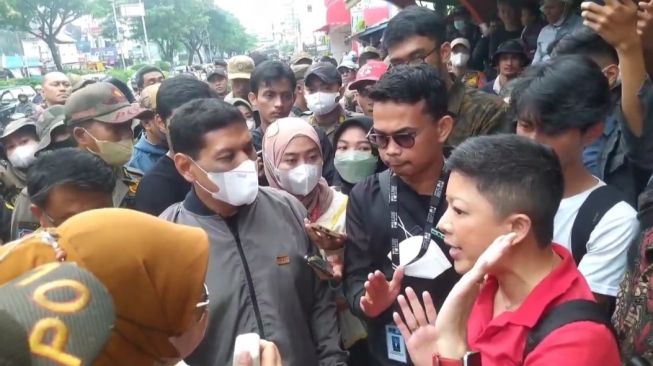 Jelang Pengosongan SDN Pocin 1, Puluhan Orang Tua Murid Lakukan Aksi Protes Tolak Perubahan Jam Belajar