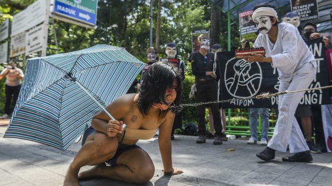 Pengunjuk rasa yang tergabung dalam Koalisi Primates Fight Back menggelar aksi teatrikal di depan Kantor Kementerian LHK, Jakarta, Senin (12/12/2022). Mereka mendesak pemerintah segera menetapkan monyet sebagai satwa dilindungi. [ANTARA FOTO/Galih Pradipta].