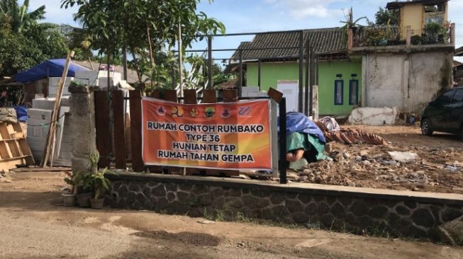 Proyek Rumah Tahan Gempa Ditinggal Tukang Bangunan, Warga Cianjur Terpaksa Tinggal di Pangkalan Ojeg