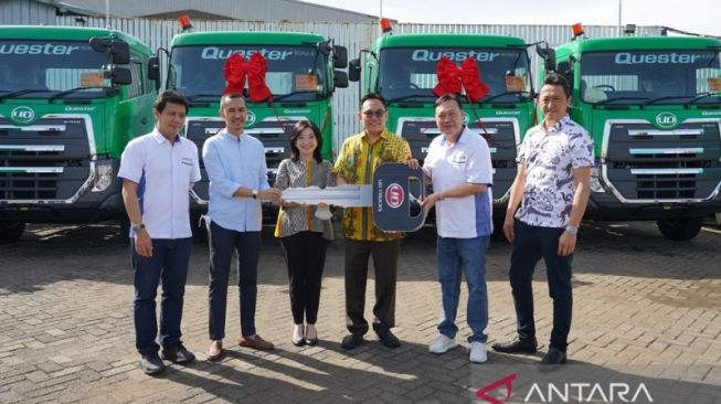 Memungkas 2022, Astra UD Trucks Gelar Seremoni Serahterima 32 Unit Quester Euro 5 kepada Tunas Rent dan BSA Logistics