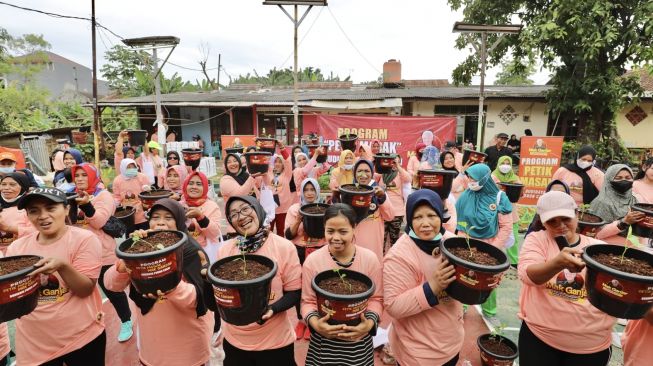 Mak Ganjar Bagikan 500 Pohon Cabai Sambil Berikan Pelatihan dan Pendampingan