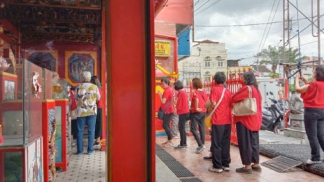 Pedagang Kecil Mendapat Berkah Saat Rumah Ibadah Ramai Dikunjungi