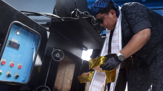 Kepala Badan Narkotika Nasional (BNN) Petrus Reinhard Golose memasukkan bungkusan berisi narkotika jenis sabu ke dalam incinerator saat acara pemusnahan di Serang, Banten, Selasa (13/12/2022). ANTARA FOTO/Asep Fathulrahman/aww
