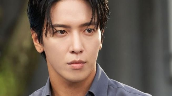 Potret Jung Yong Hwa di Brain Cooperation (Instagram/@kbsdrama) 