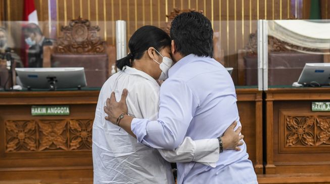 Terdakwa kasus pembunuhan Brigadir Yosua Hutabarat, Ferdy Sambo berpelukan dengan istrinya yang juga terdakwa Putri Candrawathi saat mengikuti sidang lanjutan di PN Jakarta Selatan, Jakarta, Selasa (13/12/2022). [ANTARA FOTO/Galih Pradipta].