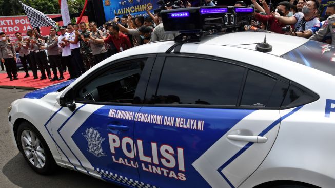Kapolda Metro Jaya Irjen Fadil Imran (kelima kiri) meluncurkan kendaraan dengan perangkat sistem tilang elektronik (ETLE) Mobile di Jakarta, Selasa (13/12/2022). [ANTARA FOTO/Aditya Pradana Putra].