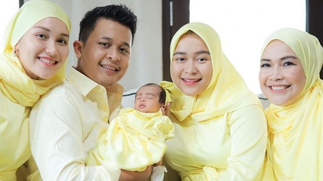 10 Potret Akikah Sumehra, Keponakan Ayu Ting Ting yang Digelar Sederhana tapi Khidmat