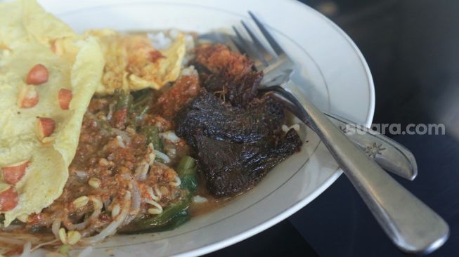 Sajian pecel rawon di Rumah Makan Pecel Ayu, Banyuwangi, Jawa Timur. (Suara.com/Rima Sekarani)