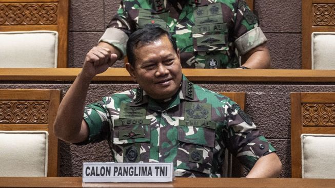 Calon Panglima TNI Laksamana TNI Yudo Margono mengikuti Rapat Paripurna Ke-12 Masa Persidangan II Tahun Sidang 2022-2023 di Kompleks Parlemen, Senayan, Jakarta, Selasa (13/12/2022). [ANTARA FOTO/Aprillio Akbar].