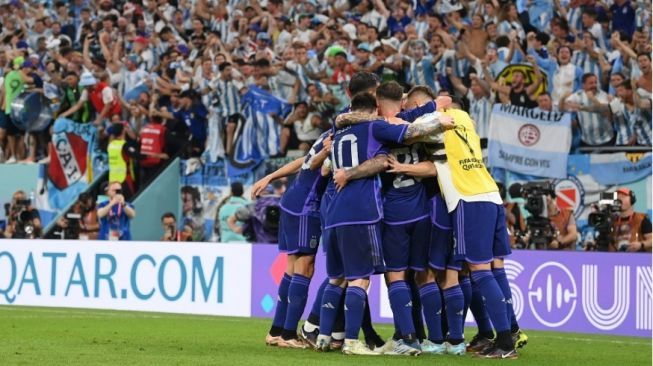 Timnas Argentina saat melakukan selebrasi usai dipastikan lolos ke babak 16 besar [Twitter.com/Argentina]