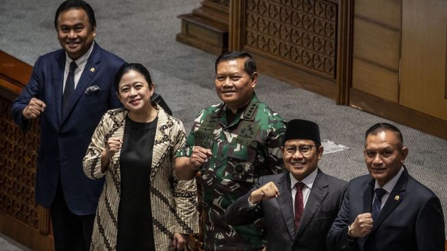 Pimpinan DPR RI foto bersama Calon Panglima TNI Laksamana TNI Yudo Margono (tengah) dalam Rapat Paripurna Ke-12 Masa Persidangan II Tahun Sidang 2022-2023 di Kompleks Parlemen, Senayan, Jakarta, Selasa (13/12/2022). [ANTARA FOTO/Aprillio Akbar].