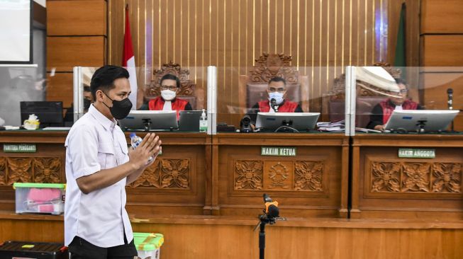 Bharada E Akui Tak Ditekan Siapapun Saat Berbohong, Ferdy Sambo Geleng-geleng Kepala sambil Senyum