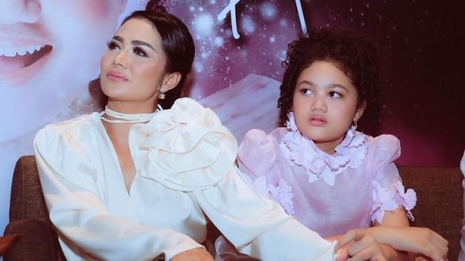 Amora Lemos Launching Lagu (Instagram/krisdayantilemos)