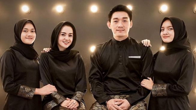 Potret Anak Sambung Artis (Instagram/@cuttaryofficial)