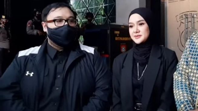 Cita Citata dan Didi Mahardika mendatangi Polda Metro Jaya dalam laporannya terhadap salah satu stasiun tv pada kasus pelanggaran UU ITE. [MOP Channel]