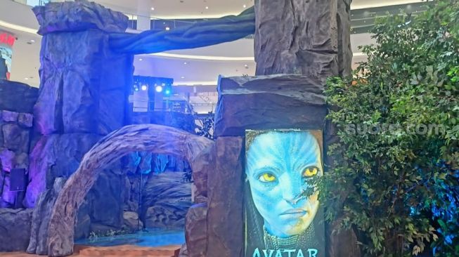 Pameran dunia Avatar di Senayan City, Jakarta Pusat. Pameran ini digelar untuk menyambut Film Avatar: The Way of Water yang tayang 14 Desember 2022 di seluruh Indonesia. (Suara.com/ Rena Pangesti)