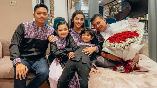 Potret Anak Sambung Artis (Instagram/@cuttaryofficial)