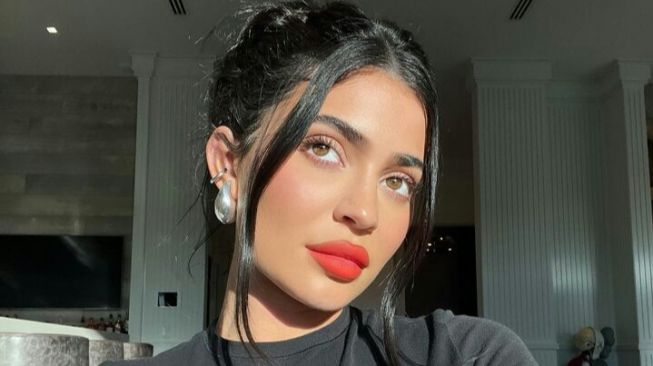 Pamer Perut, Kylie Jenner Klarifikasi Isu Hamil Anak Timothee Chalamet