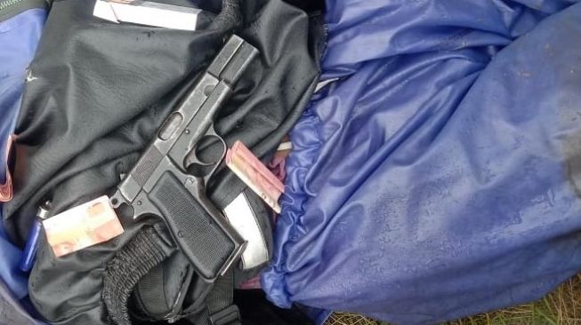 TPNPB-OPM mengklaim menemukan pistol dari tubuh korban yang dibunuhnya di Pegunungan Bintang, Papua, Selasa (5/12/2022). (Dok. Jubir TPNPB-OPM Sebby Sambom)