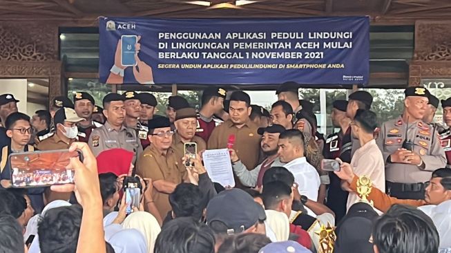 Ratusan Massa Tolak Politisasi Pendidikan Aceh